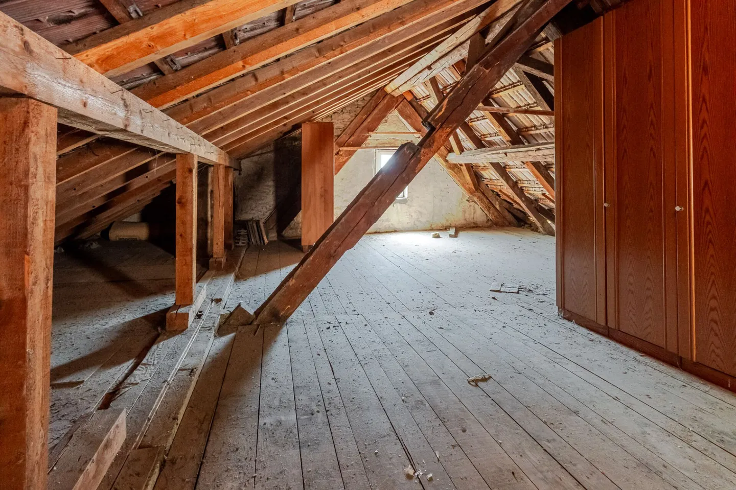 Maison historique de 11 pièces avec deux garages et beaucoup de potentiel de rénovation - Photo 8 sur 12