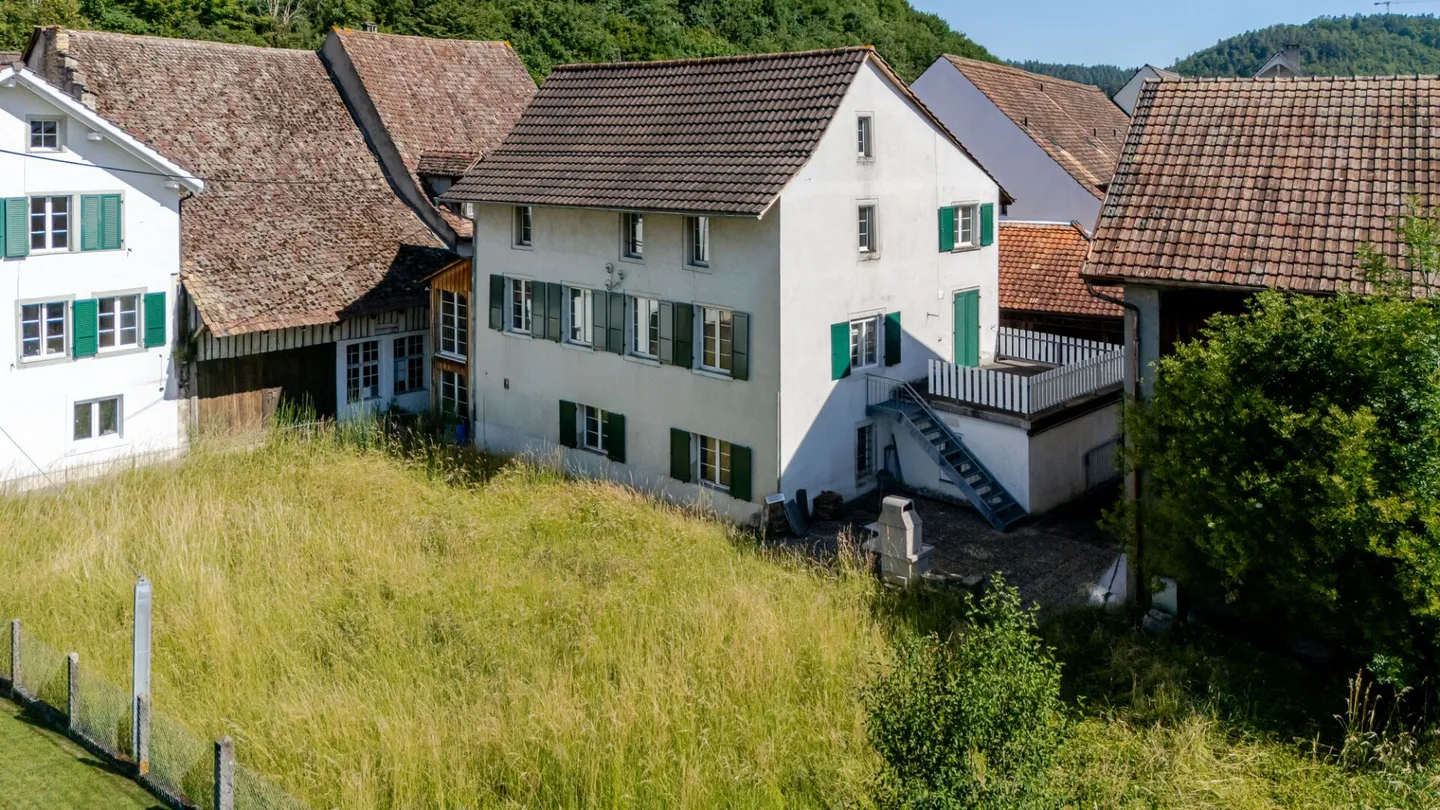 Maison historique de 11 pièces avec deux garages et beaucoup de potentiel de rénovation - Photo 10 sur 12