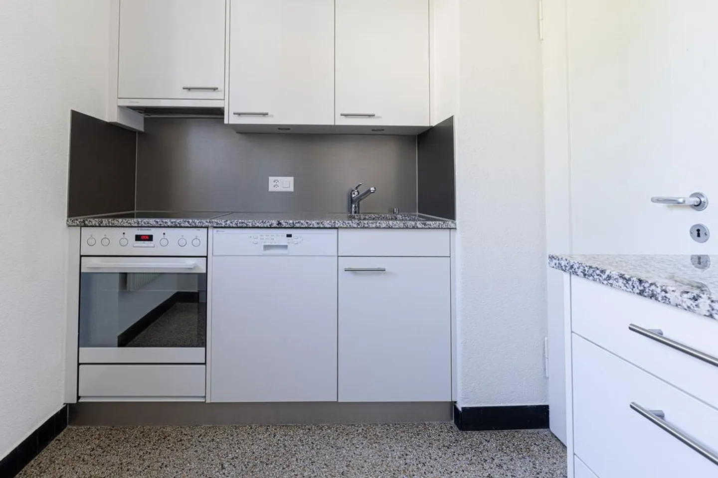Appartamento luminoso di 3,5 stanze con bagno recentemente ristrutturato in affitto - Foto 2 di 11