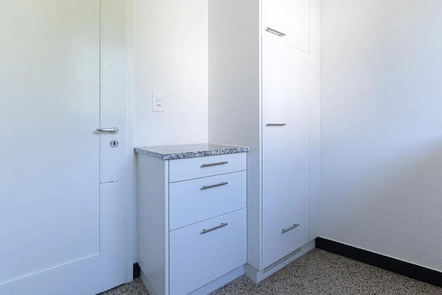 Appartamento luminoso di 3,5 stanze con bagno recentemente ristrutturato in affitto - Foto 3 di 11