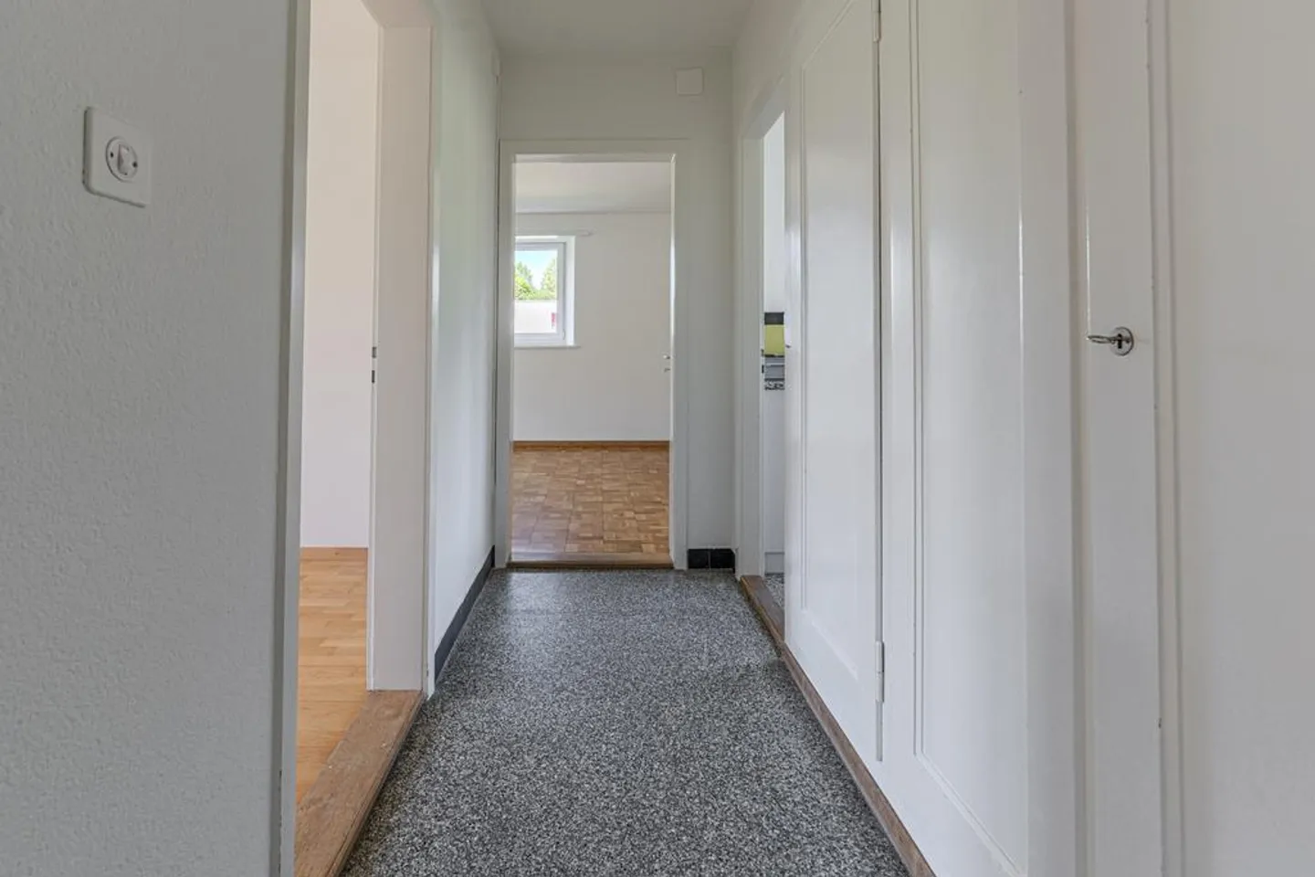 Appartamento luminoso di 3,5 stanze con bagno recentemente ristrutturato in affitto - Foto 6 di 11