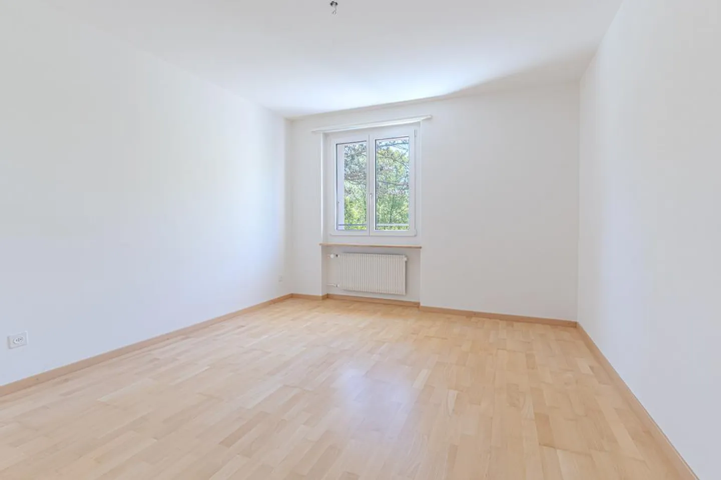 Appartamento luminoso di 3,5 stanze con bagno recentemente ristrutturato in affitto - Foto 8 di 11