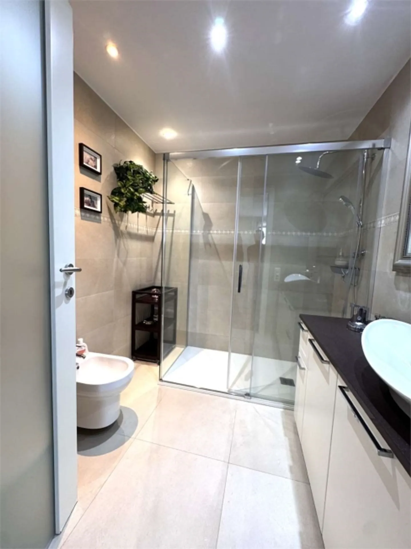 Ampio appartamento di 4,5 stanze all'ultimo piano con vista lago - Foto 9 di 12