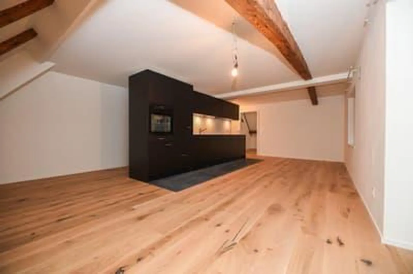 Appartement sous les combles de 2,5 pièces à Fällanden avec sauna privé - Photo 3 sur 9