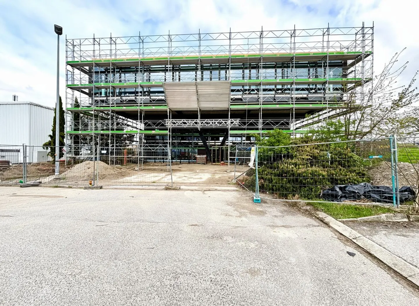 Superficie di vendita in fase finale di costruzione nella zona industriale di Saint-Prex - Foto 3 di 13