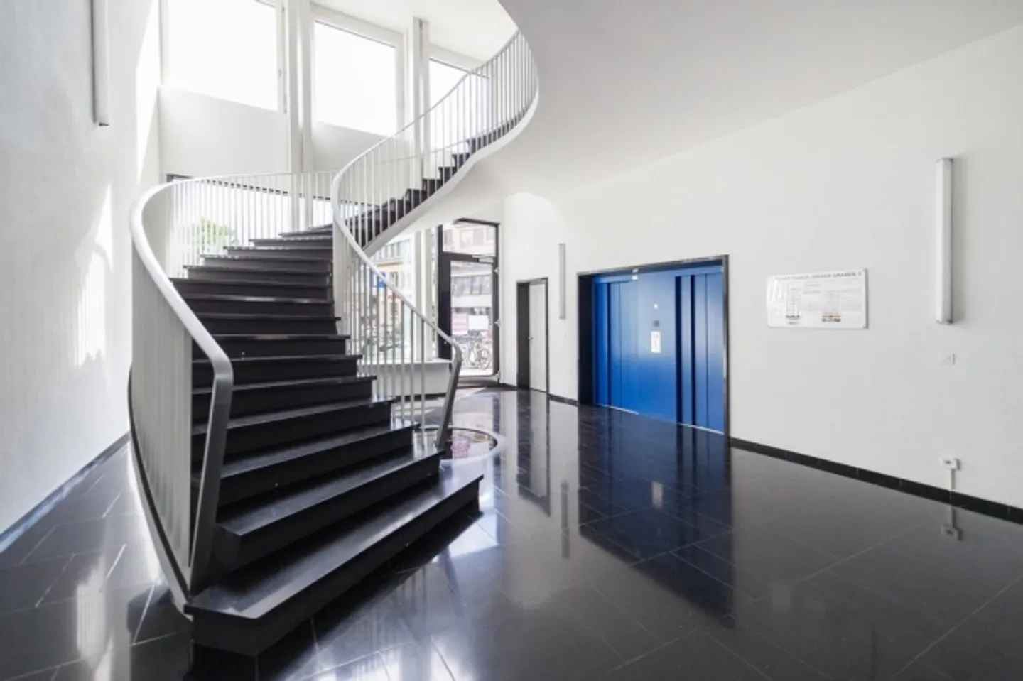 Premises in a prime location - Photo 2 of 4