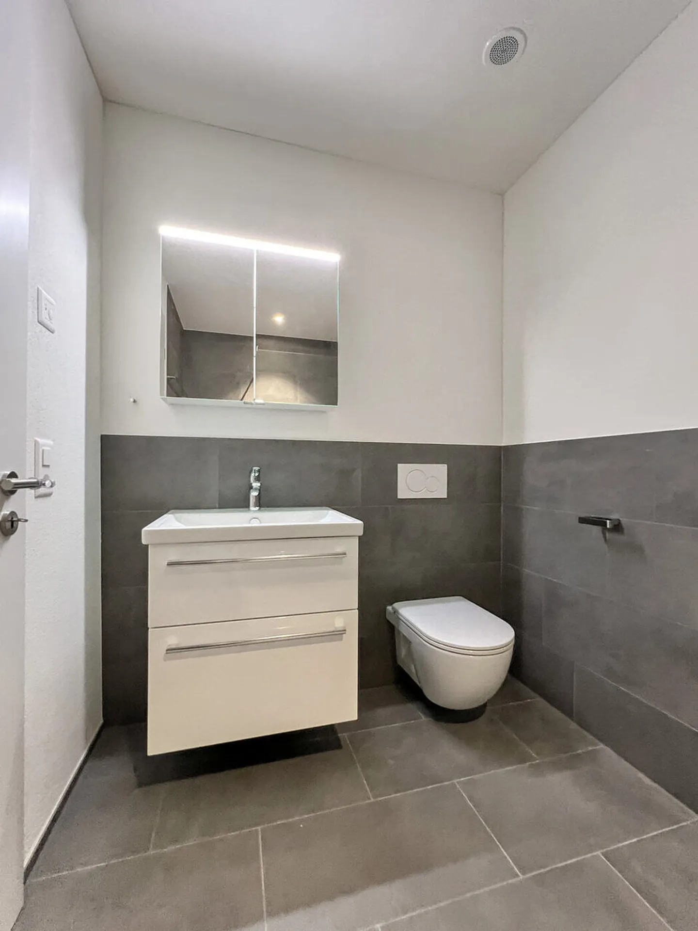 Great Apartment with Patio - Photo 5 of 9