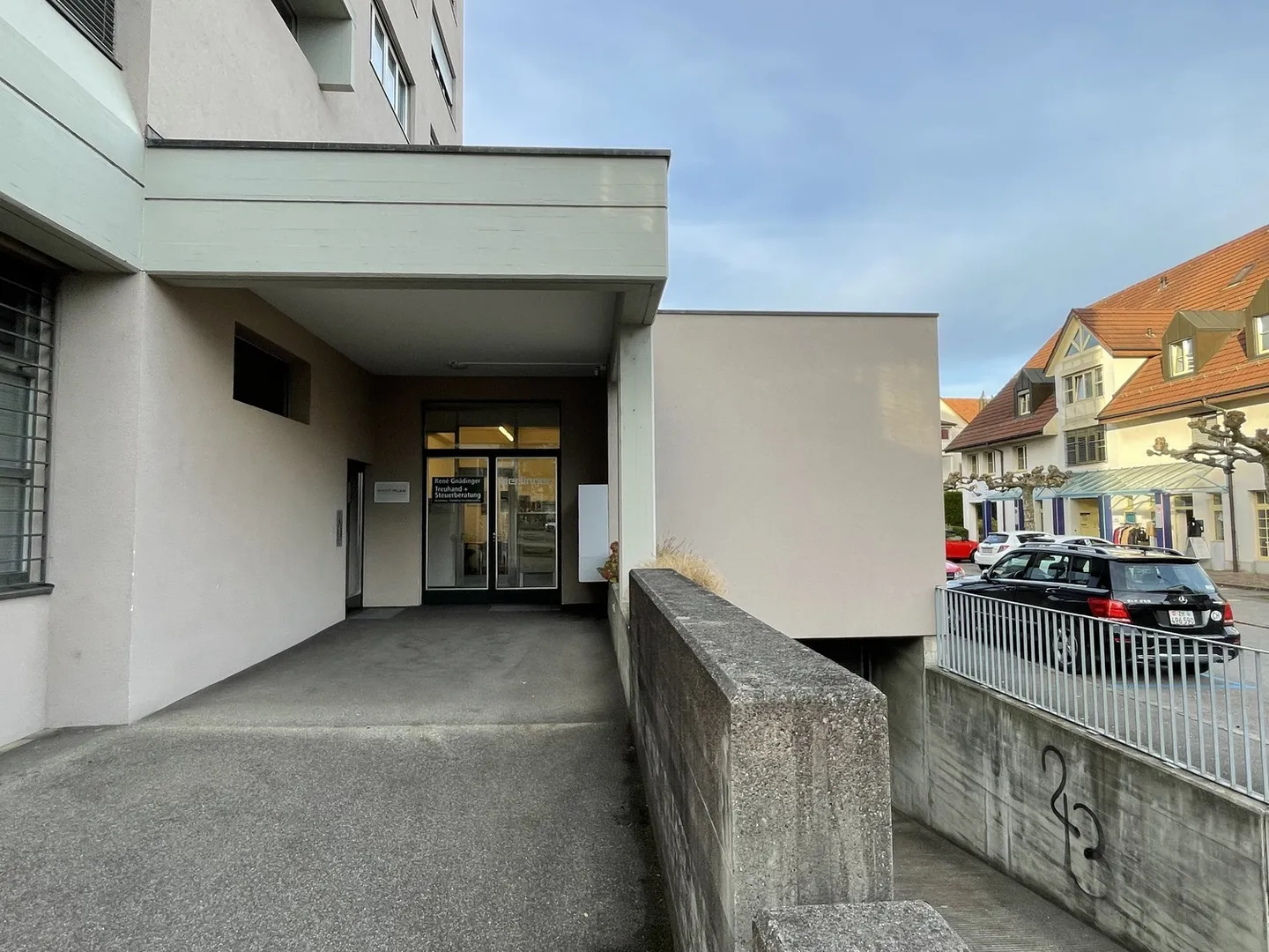 Spazio ufficio/commerciale attraente in posizione centrale a Kloten in affitto - Foto 2 di 10