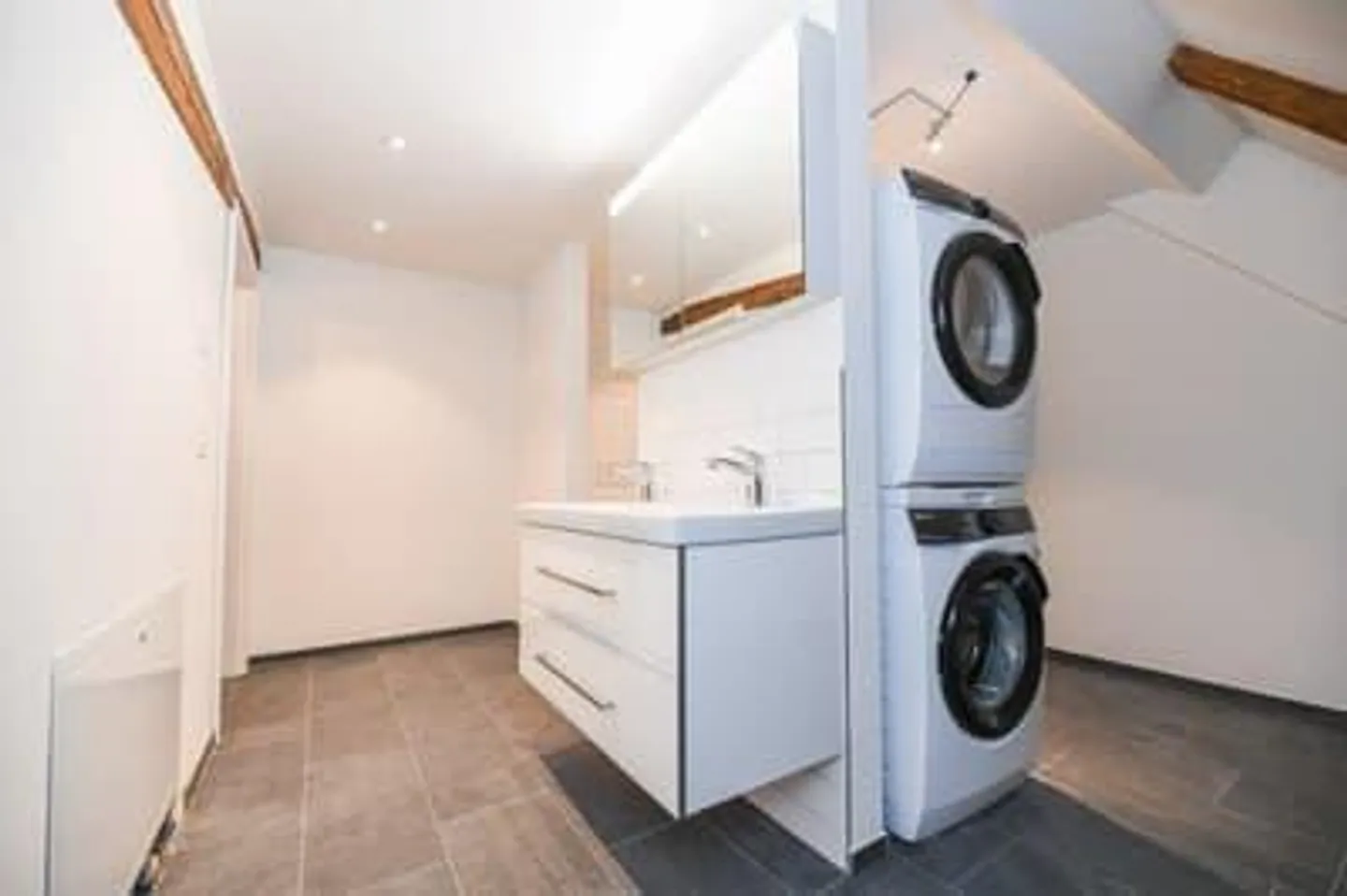 Appartement sous les combles de 2,5 pièces à Fällanden avec sauna privé - Photo 4 sur 9