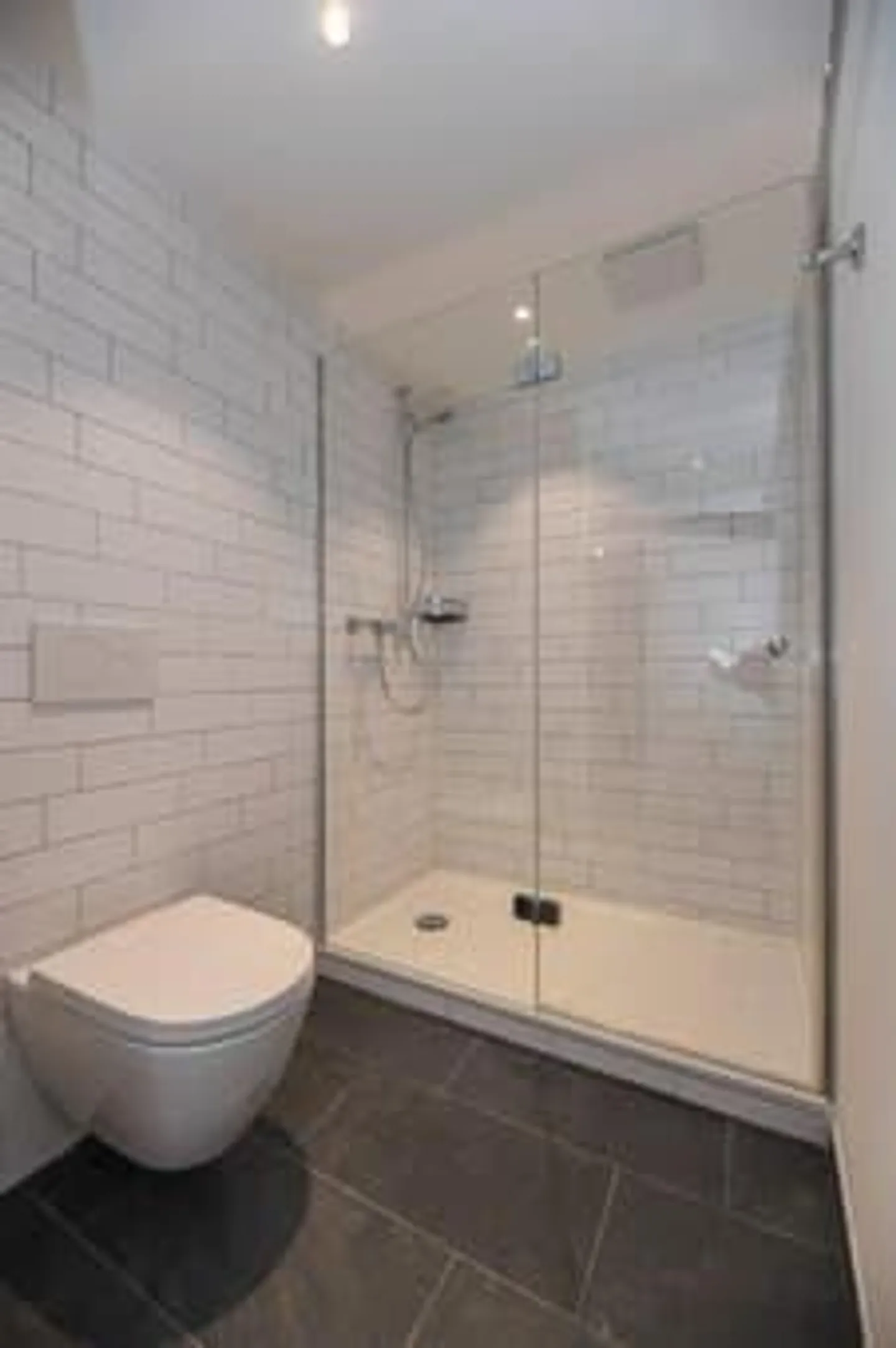 Appartement sous les combles de 2,5 pièces à Fällanden avec sauna privé - Photo 5 sur 9