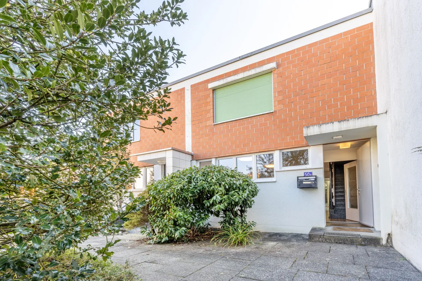 Casa di mezzo ristrutturata con 5 stanze e parcheggio esterno nel popolare quartiere di Nägelseequartier - Foto 1 di 24