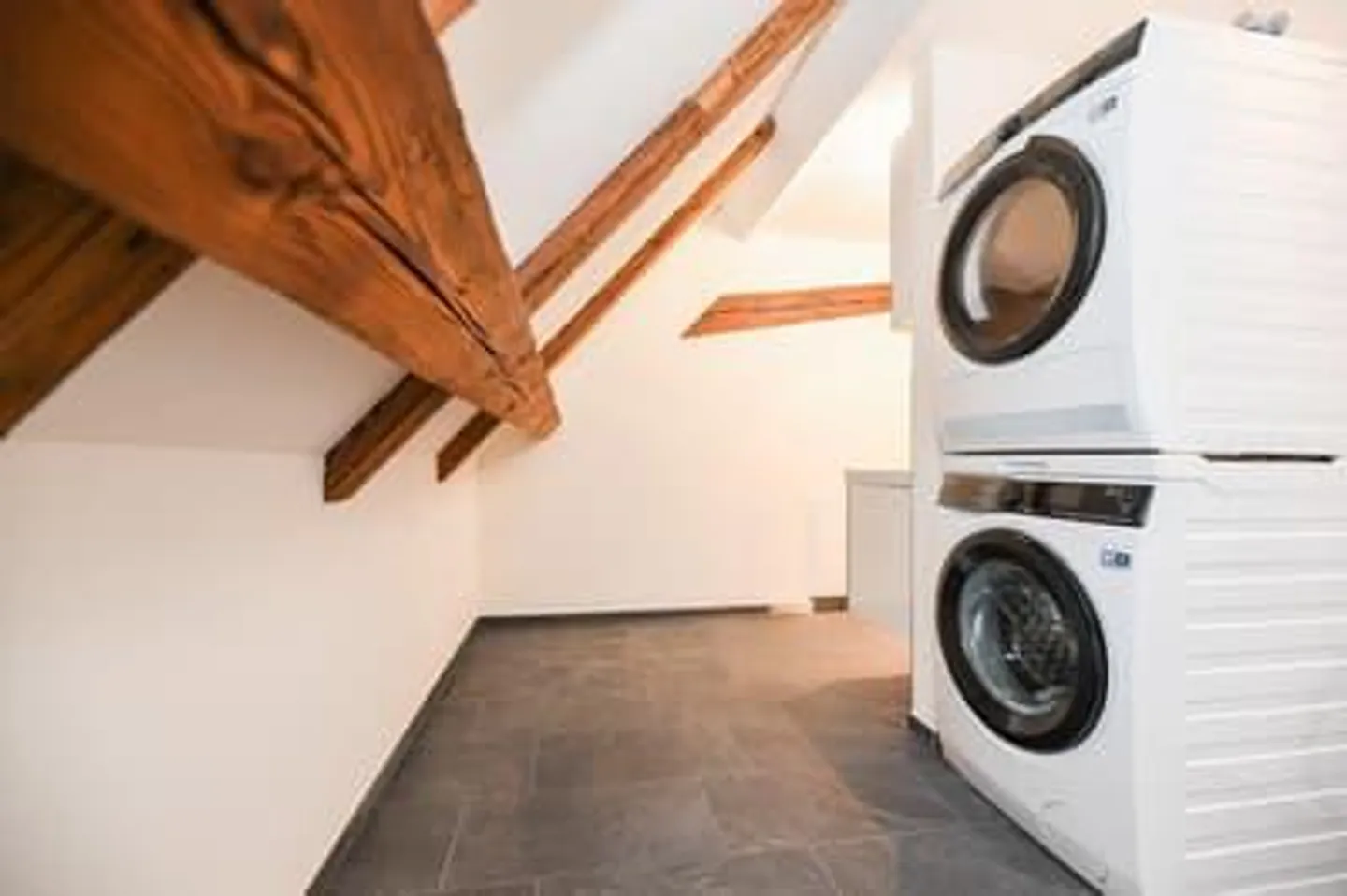 Appartement sous les combles de 2,5 pièces à Fällanden avec sauna privé - Photo 6 sur 9