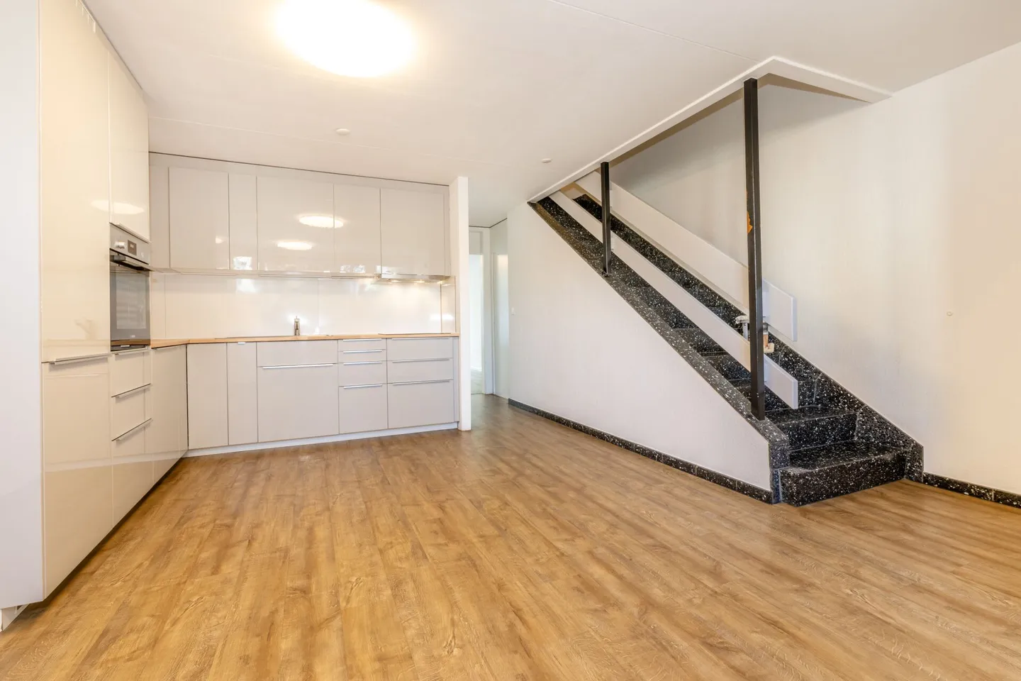 Casa di mezzo ristrutturata con 5 stanze e parcheggio esterno nel popolare quartiere di Nägelseequartier - Foto 2 di 24