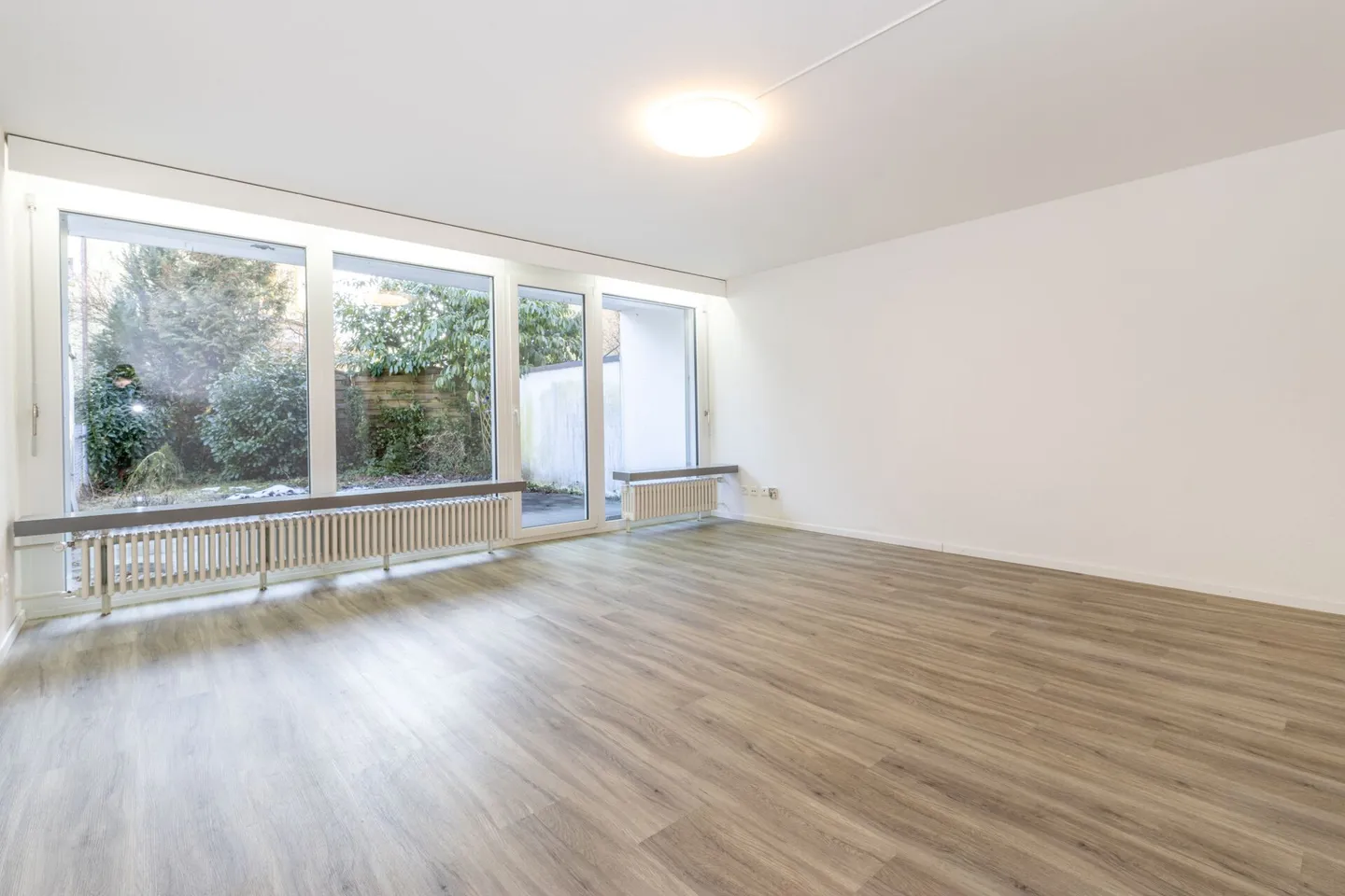 Casa di mezzo ristrutturata con 5 stanze e parcheggio esterno nel popolare quartiere di Nägelseequartier - Foto 7 di 24