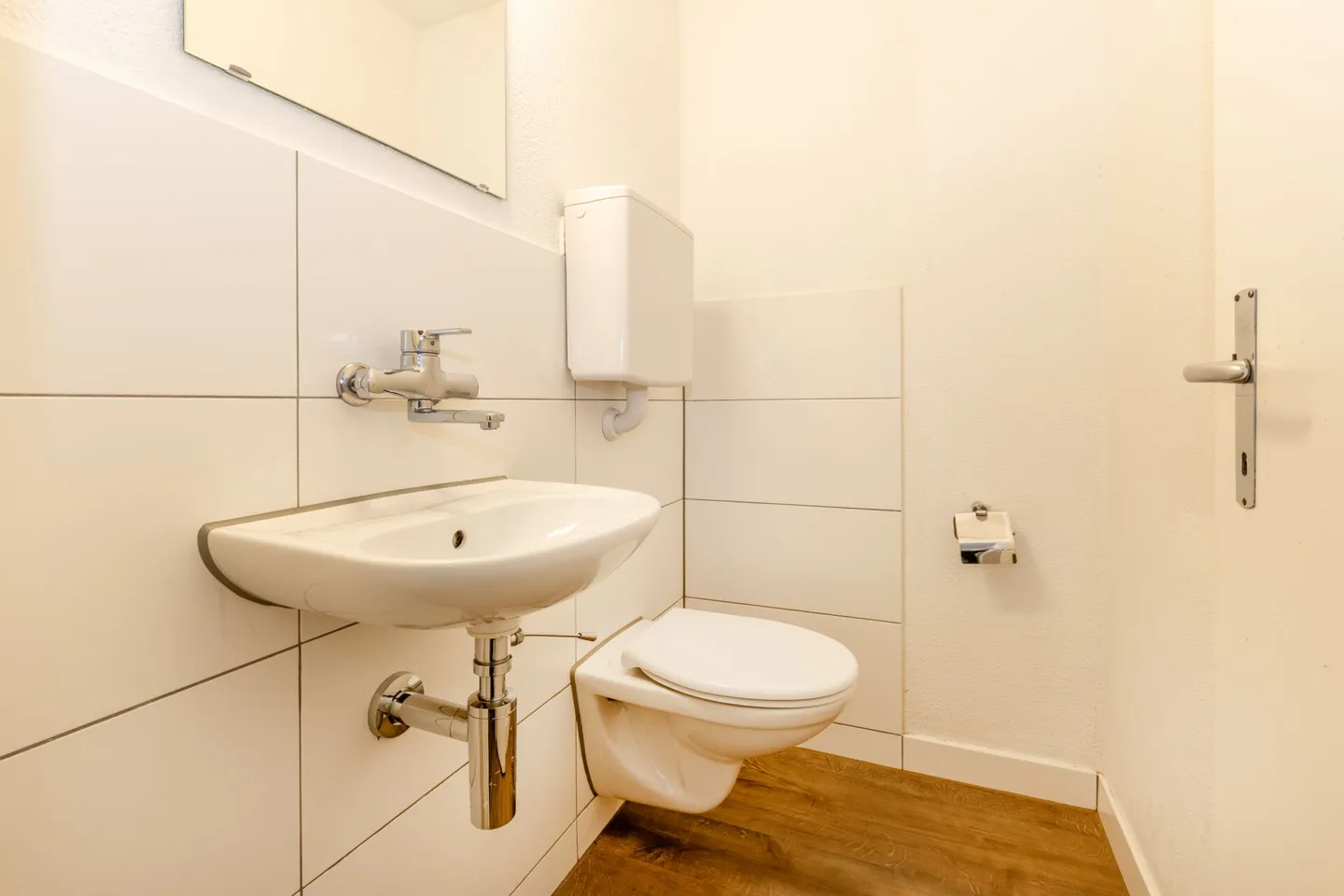 Casa di mezzo ristrutturata con 5 stanze e parcheggio esterno nel popolare quartiere di Nägelseequartier - Foto 8 di 24