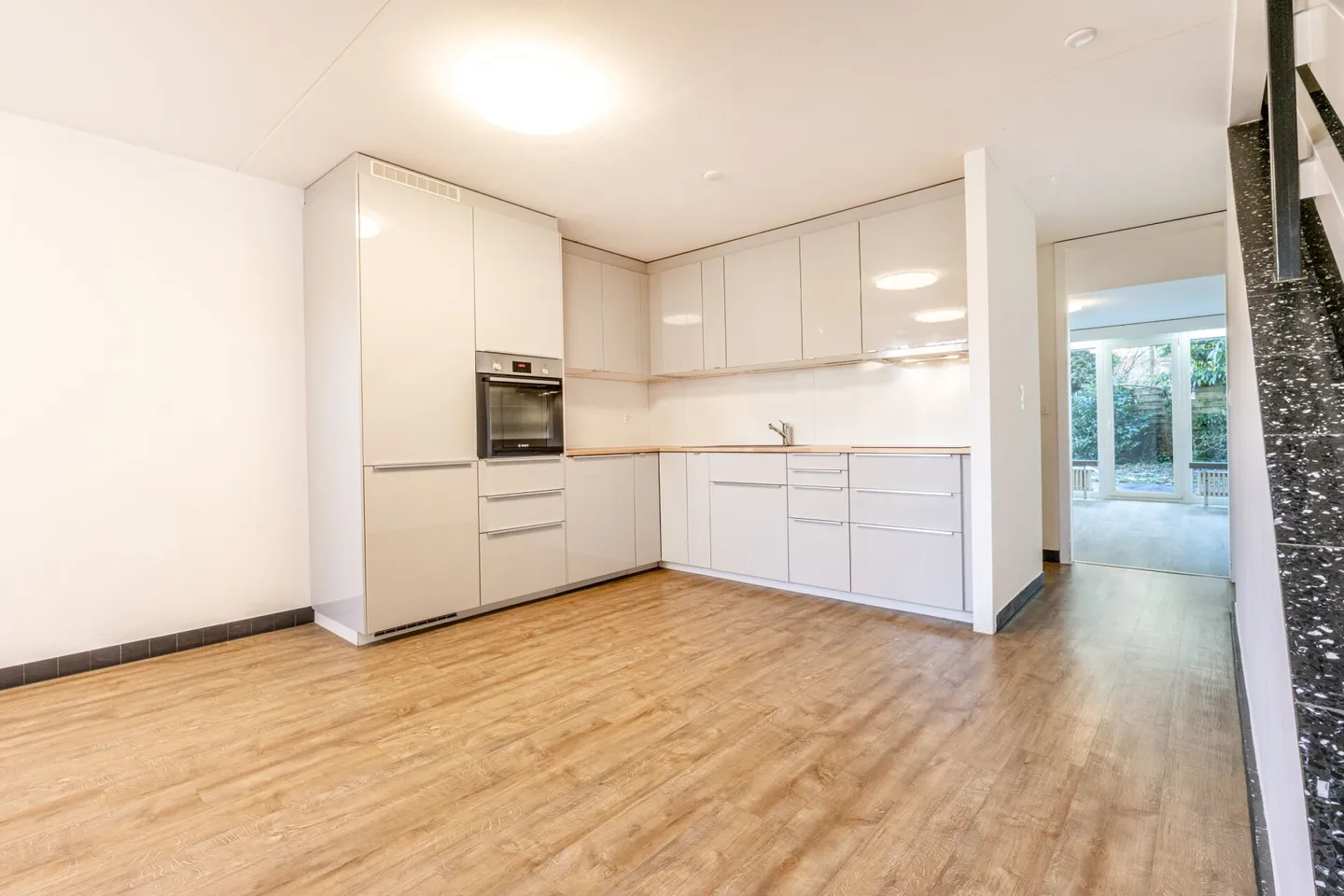 Casa di mezzo ristrutturata con 5 stanze e parcheggio esterno nel popolare quartiere di Nägelseequartier - Foto 5 di 24