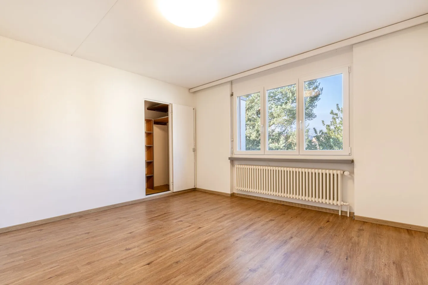 Casa di mezzo ristrutturata con 5 stanze e parcheggio esterno nel popolare quartiere di Nägelseequartier - Foto 15 di 24