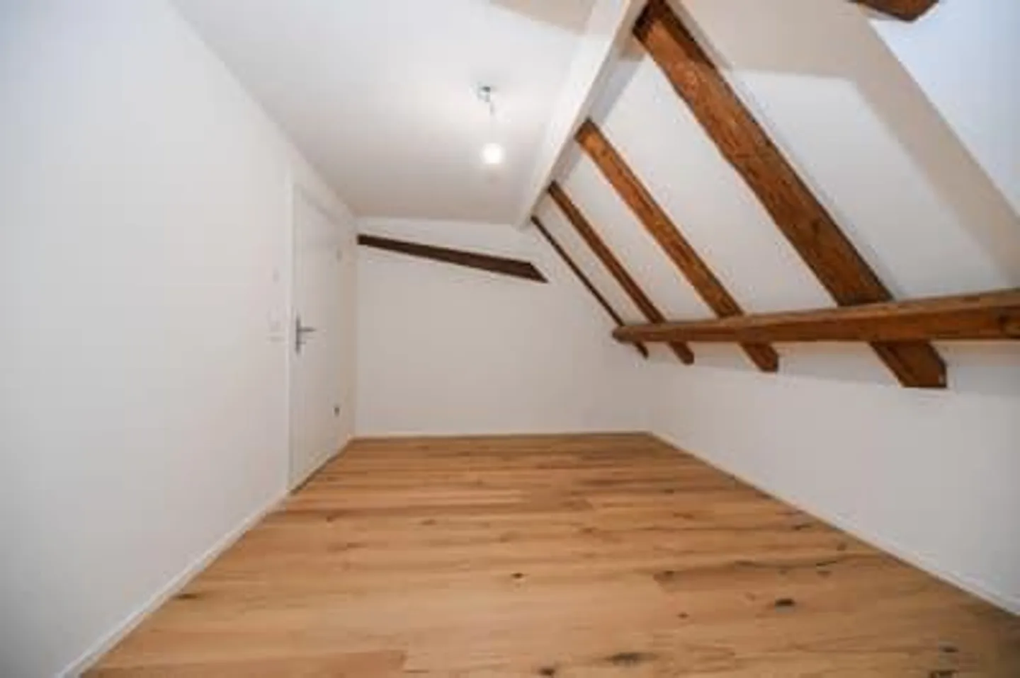 Appartement sous les combles de 2,5 pièces à Fällanden avec sauna privé - Photo 9 sur 9