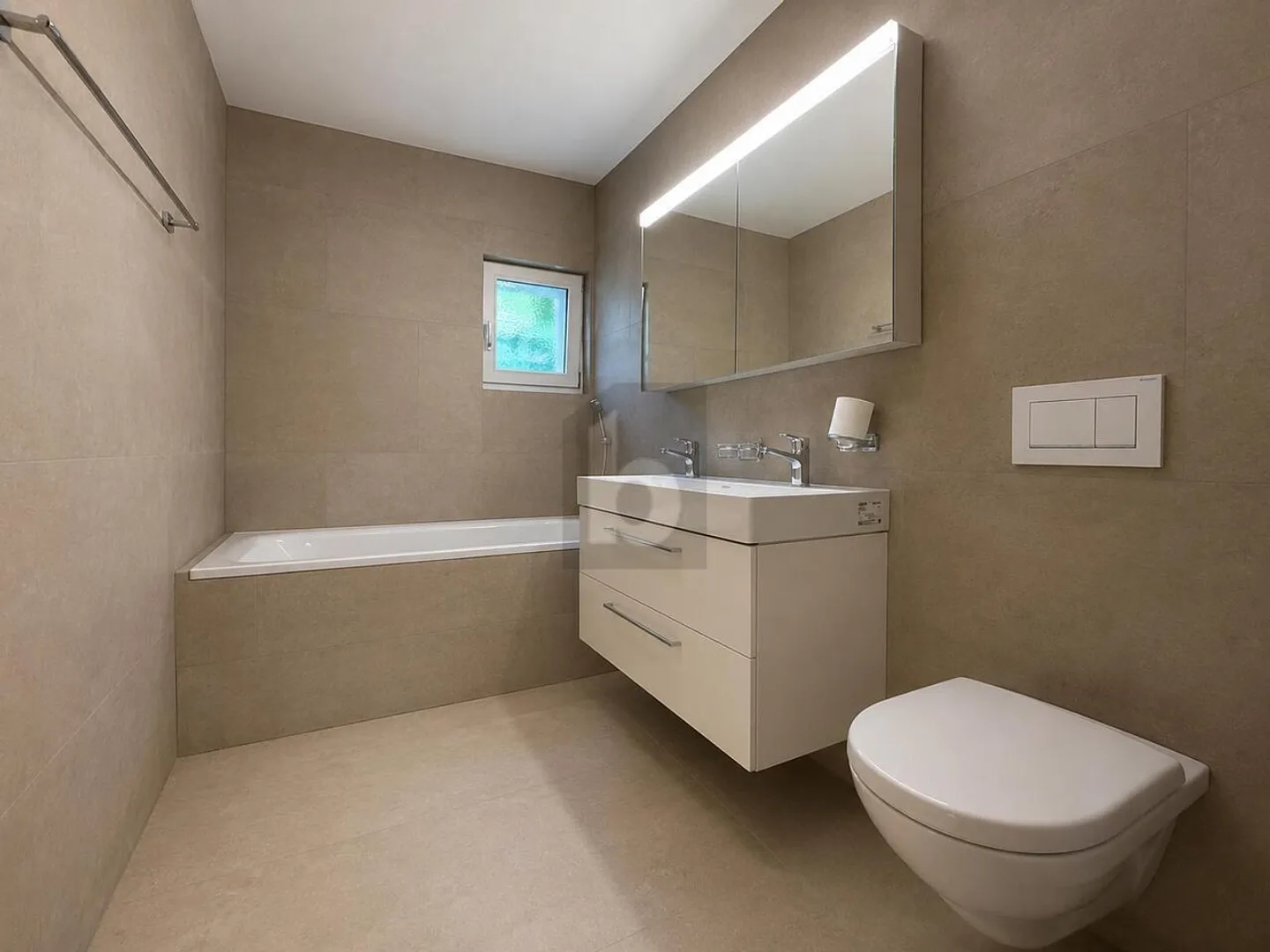 RINNOVATO CON STILE - FAMILIARE E CONFORTEVOLE - Foto 3 di 6