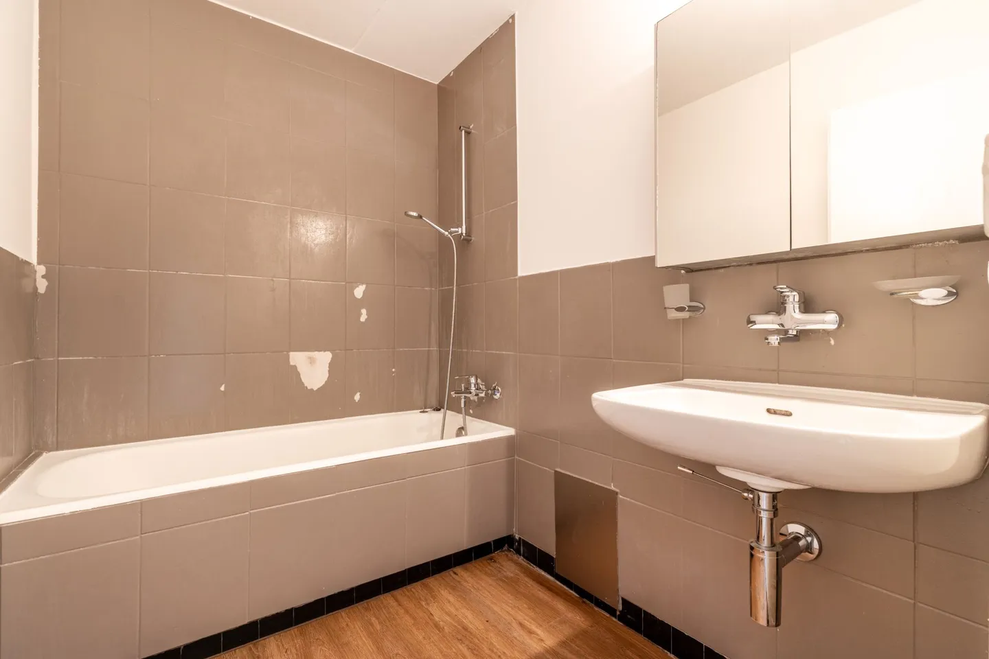 Casa di mezzo ristrutturata con 5 stanze e parcheggio esterno nel popolare quartiere di Nägelseequartier - Foto 13 di 24