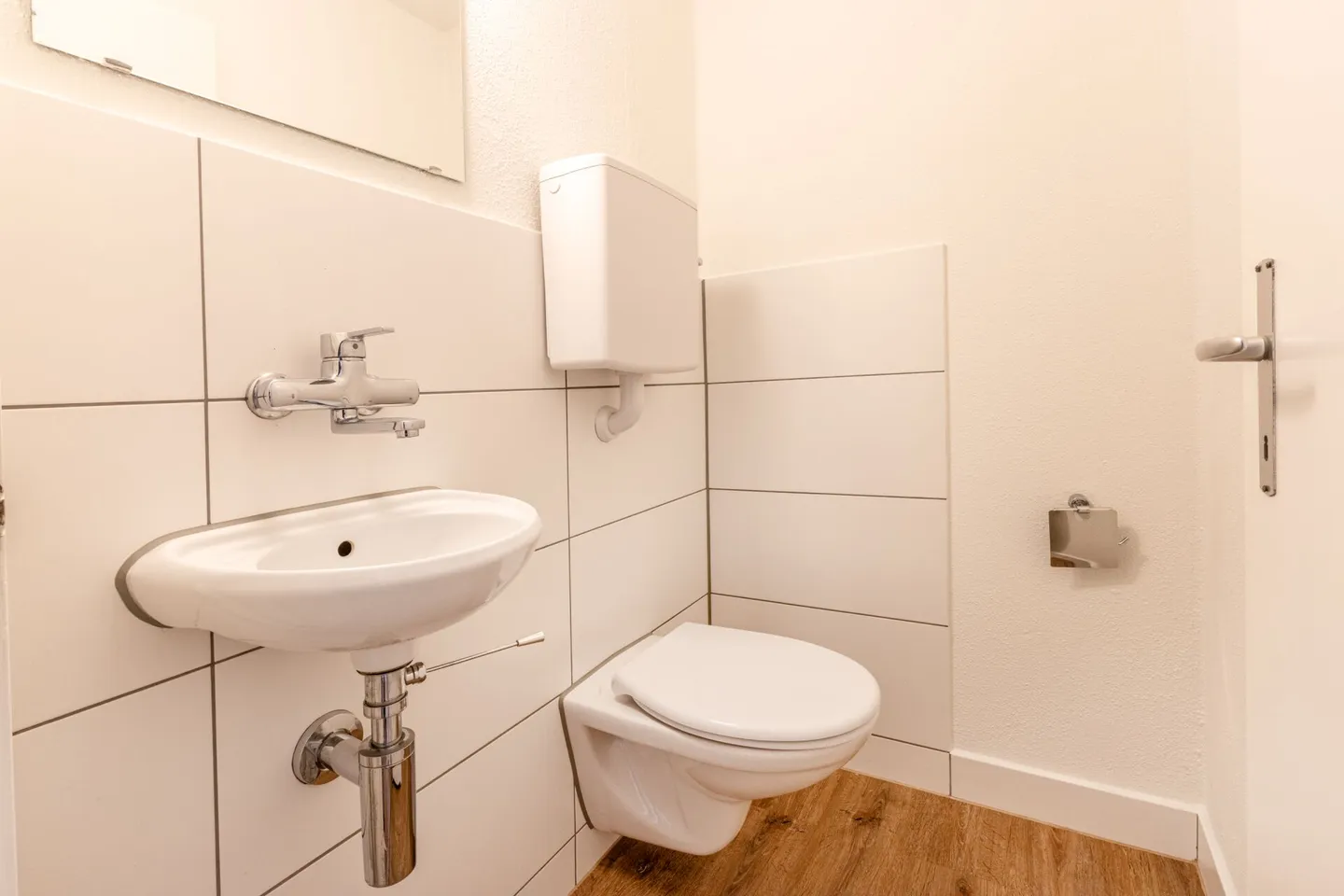 Casa di mezzo ristrutturata con 5 stanze e parcheggio esterno nel popolare quartiere di Nägelseequartier - Foto 14 di 24