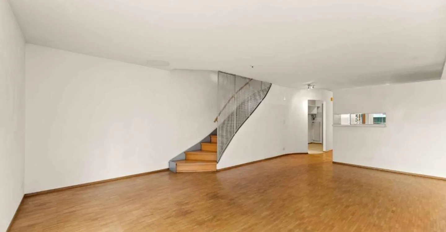 SPACIOUS 5.5 ROOM TRIPLEX IN CHAVORNAY - Foto 2 von 12
