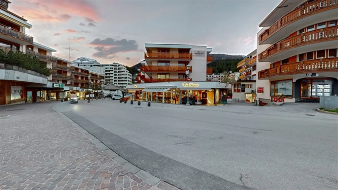 Business Assets; Disco Pub or Art Gallery, in the Shopping Center of 3963 Crans-Montana, Rue du Grand-Place, Switzerland - Photo 5 of 20