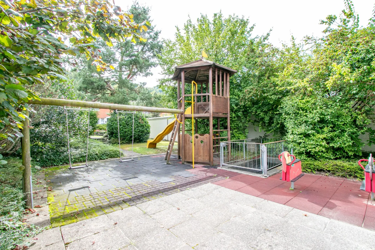 Casa di mezzo ristrutturata con 5 stanze e parcheggio esterno nel popolare quartiere di Nägelseequartier - Foto 23 di 24