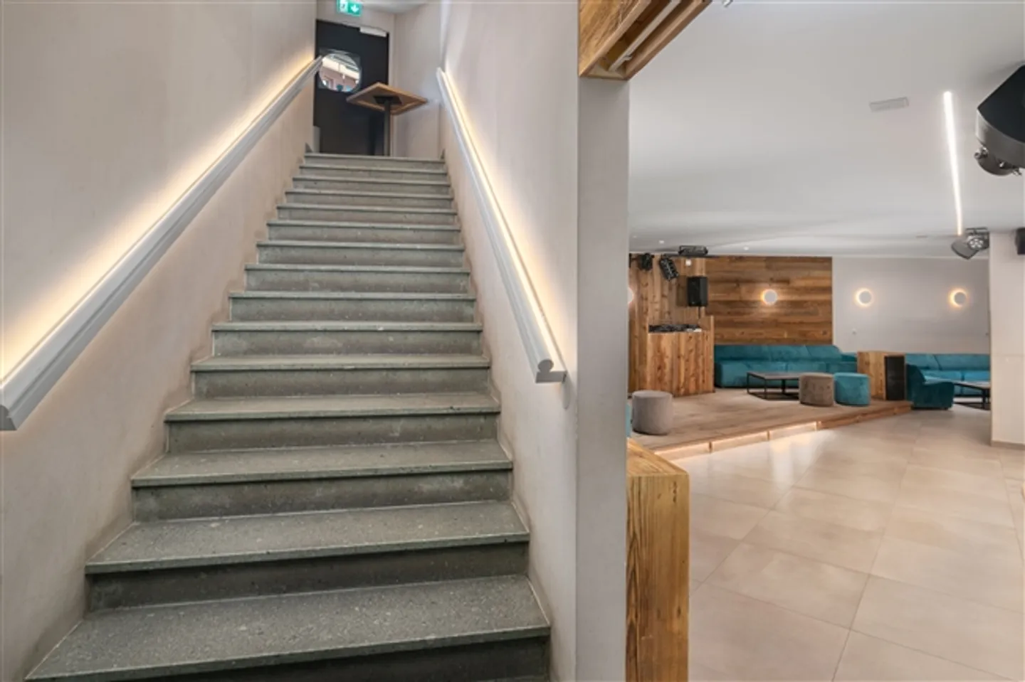 Business Assets; Disco Pub or Art Gallery, in the Shopping Center of 3963 Crans-Montana, Rue du Grand-Place, Switzerland - Photo 9 of 20