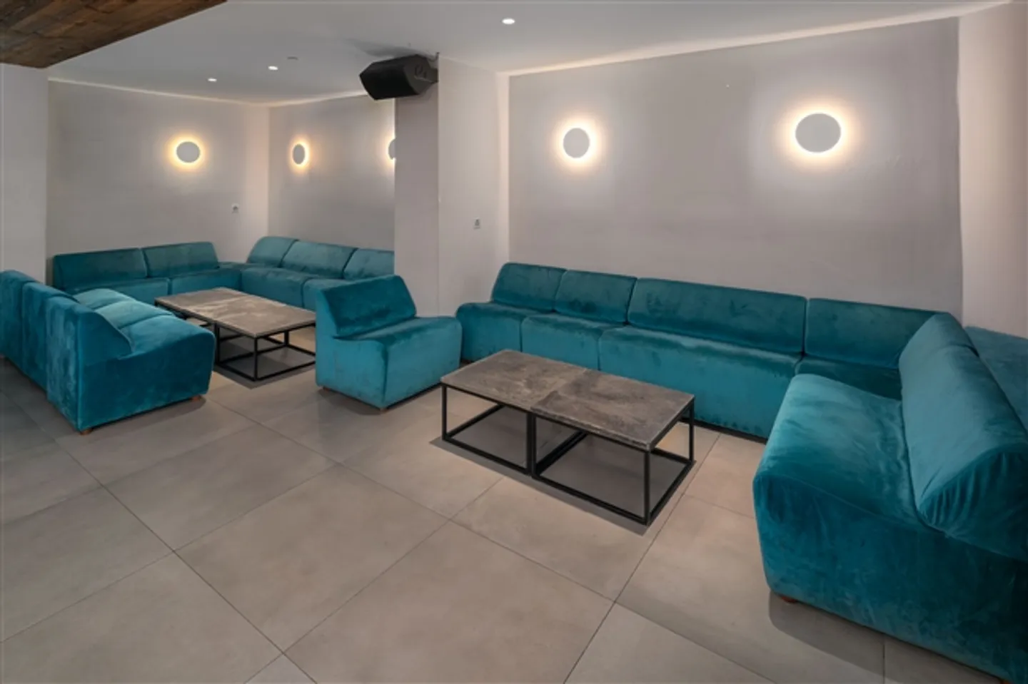 Business Assets; Disco Pub or Art Gallery, in the Shopping Center of 3963 Crans-Montana, Rue du Grand-Place, Switzerland - Photo 12 of 20