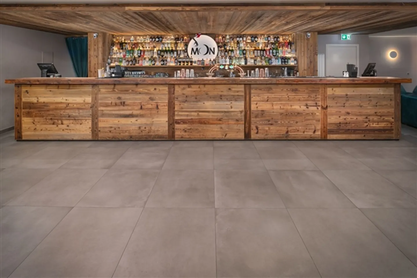 Business Assets; Disco Pub or Art Gallery, in the Shopping Center of 3963 Crans-Montana, Rue du Grand-Place, Switzerland - Photo 13 of 20