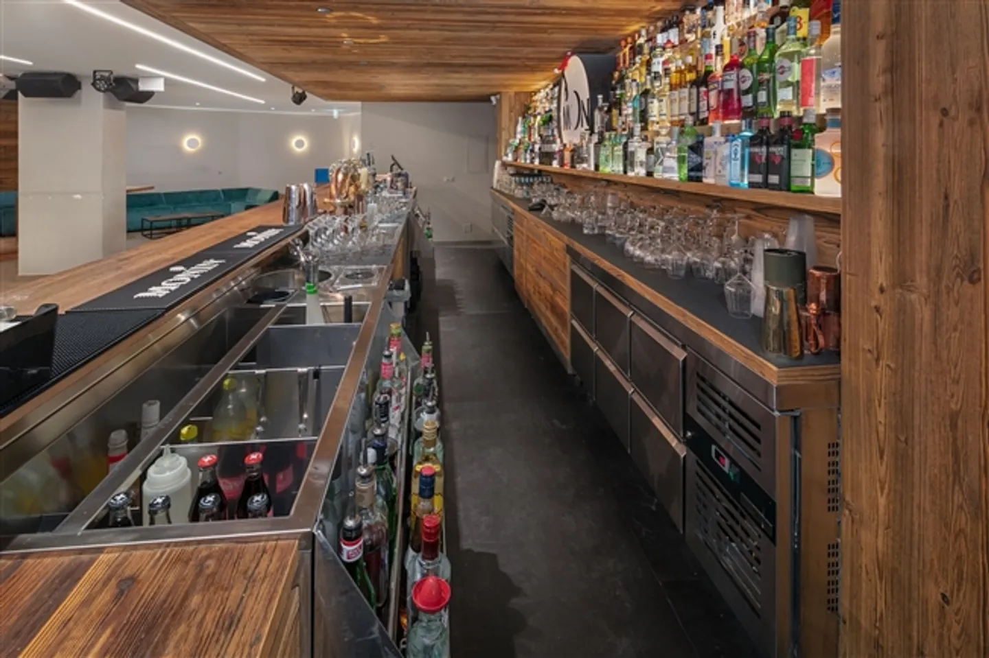 Business Assets; Disco Pub or Art Gallery, in the Shopping Center of 3963 Crans-Montana, Rue du Grand-Place, Switzerland - Photo 14 of 20