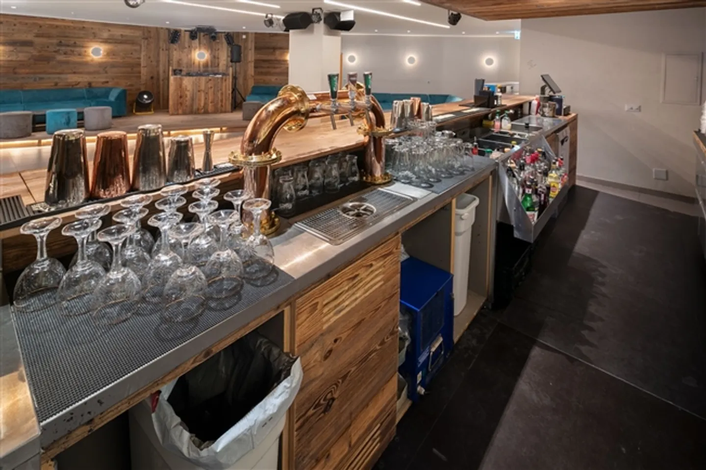 Business Assets; Disco Pub or Art Gallery, in the Shopping Center of 3963 Crans-Montana, Rue du Grand-Place, Switzerland - Photo 15 of 20