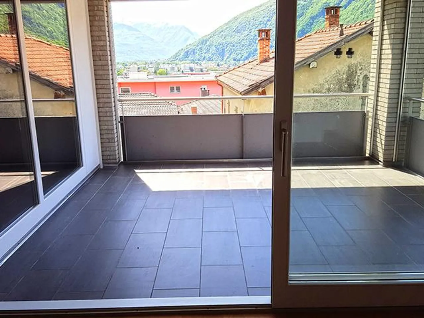 Appartement Charmant avec Terrasse - Photo 1 sur 6