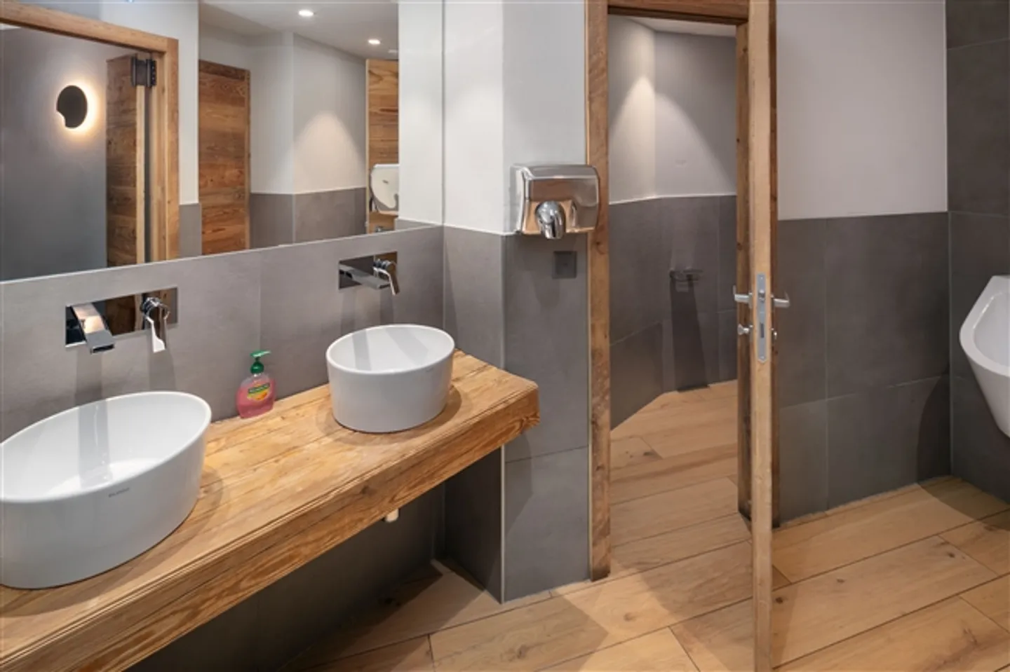 Business Assets; Disco Pub or Art Gallery, in the Shopping Center of 3963 Crans-Montana, Rue du Grand-Place, Switzerland - Photo 17 of 20