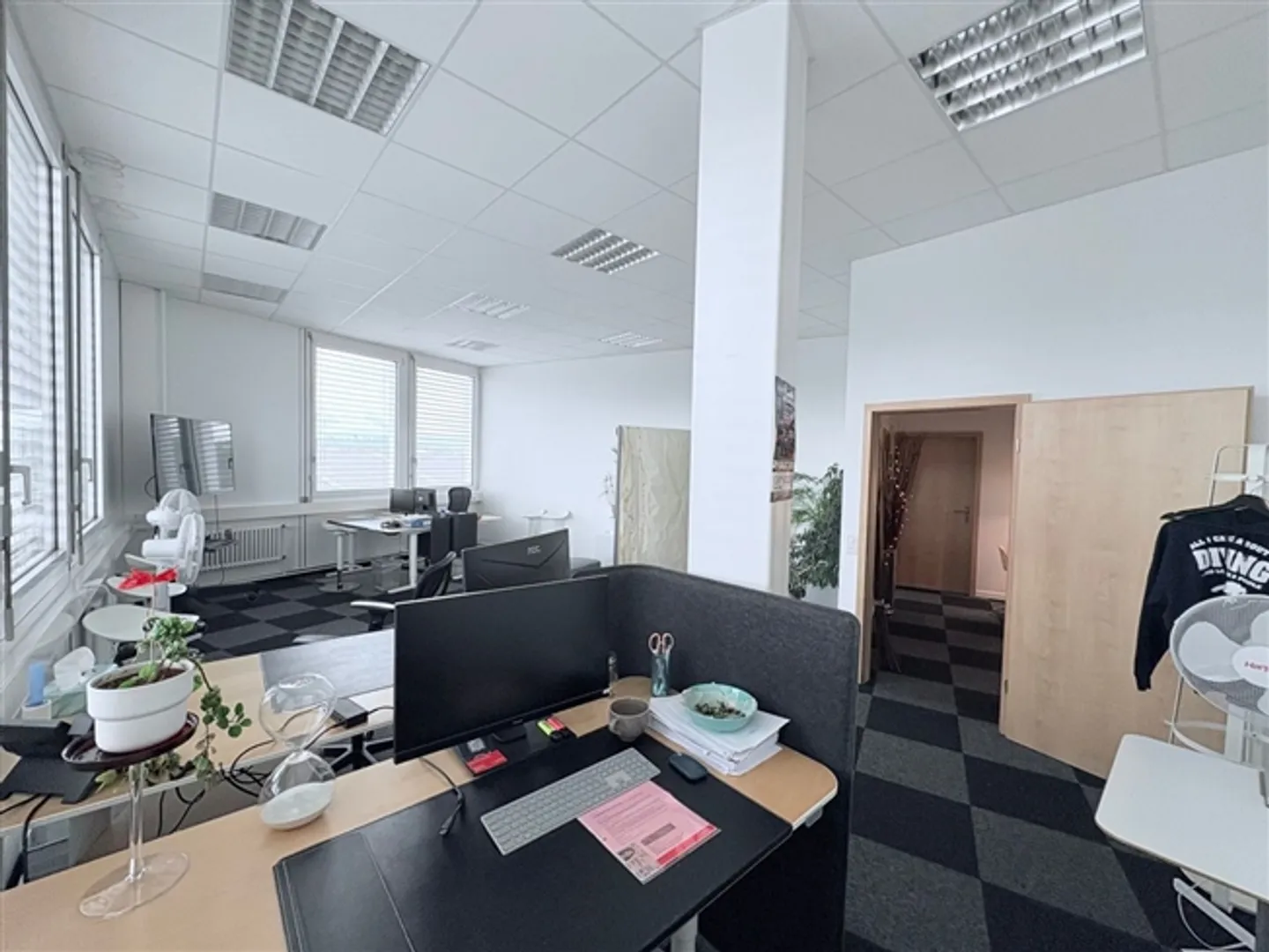 Bureau lumineux de 126 m² à louer avec vue dégagée - Photo 2 sur 7