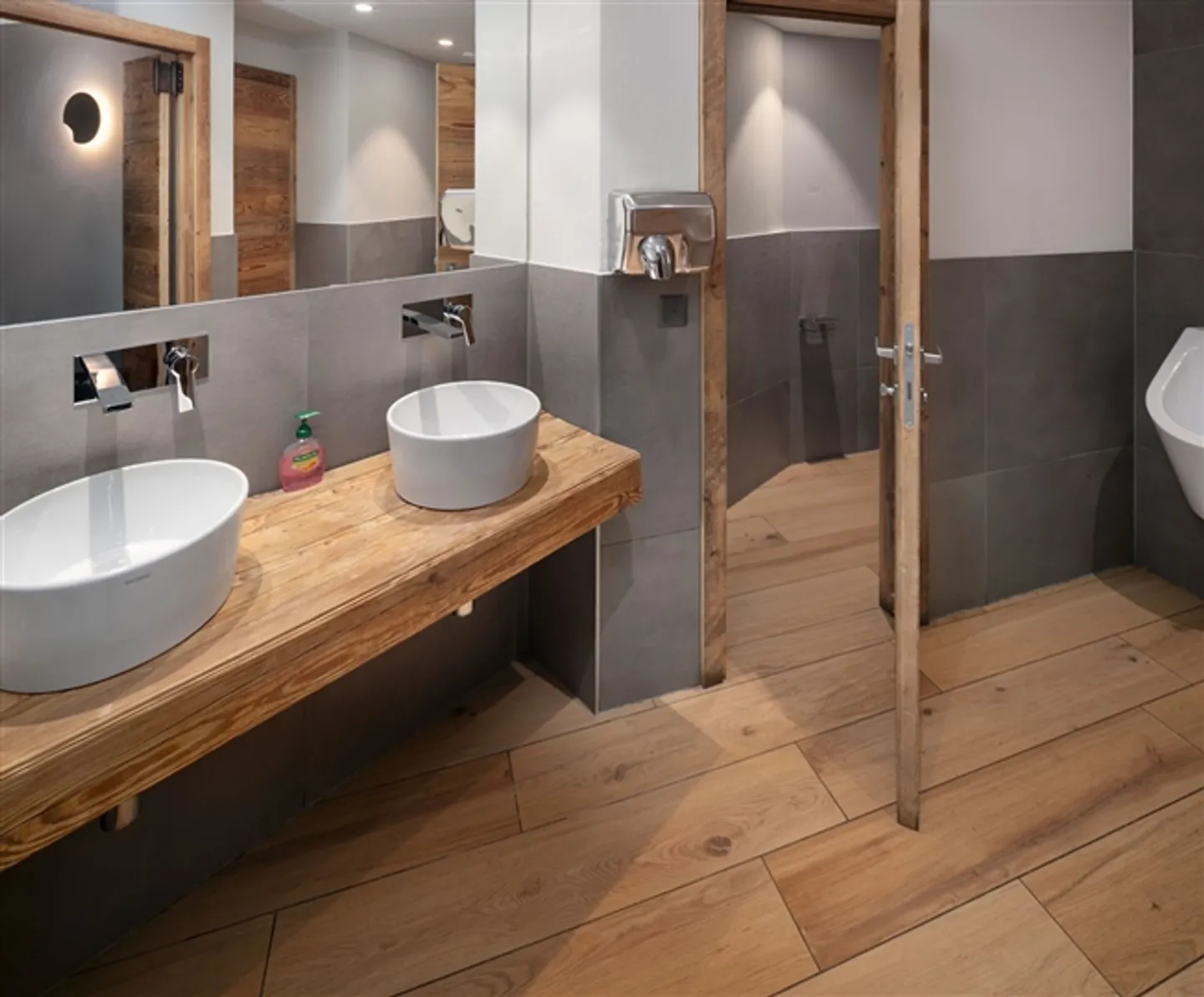 Business Assets; Disco Pub or Art Gallery, in the Shopping Center of 3963 Crans-Montana, Rue du Grand-Place, Switzerland - Photo 18 of 20