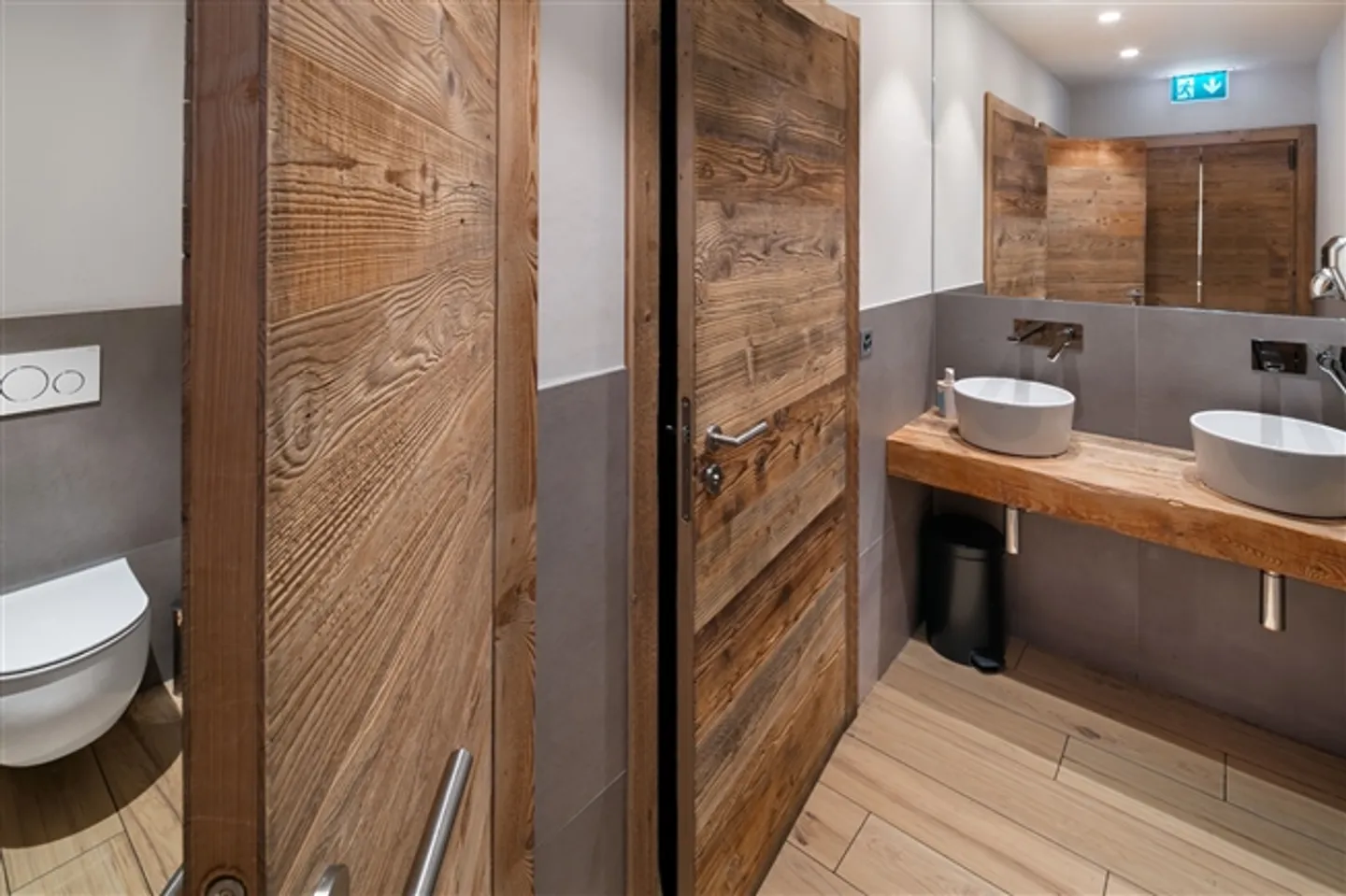 Business Assets; Disco Pub or Art Gallery, in the Shopping Center of 3963 Crans-Montana, Rue du Grand-Place, Switzerland - Photo 19 of 20