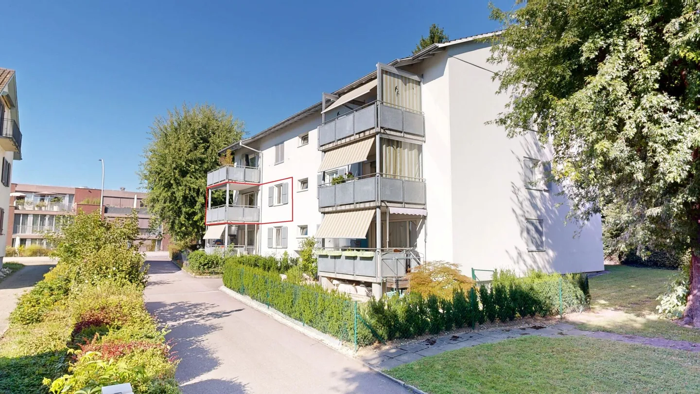 Luce, spazio e qualità abitativa - Appartamento modernizzato in una zona tranquilla di Riehen - Foto 1 di 15
