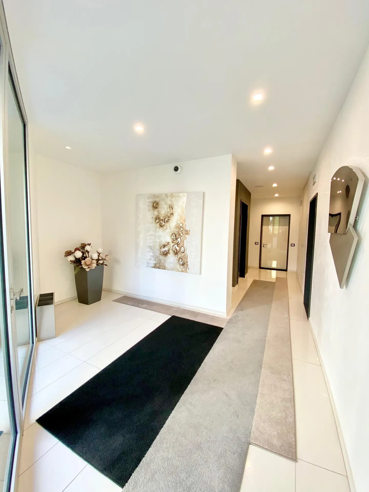 Modern Apartment in Lugano - Photo 2 of 13