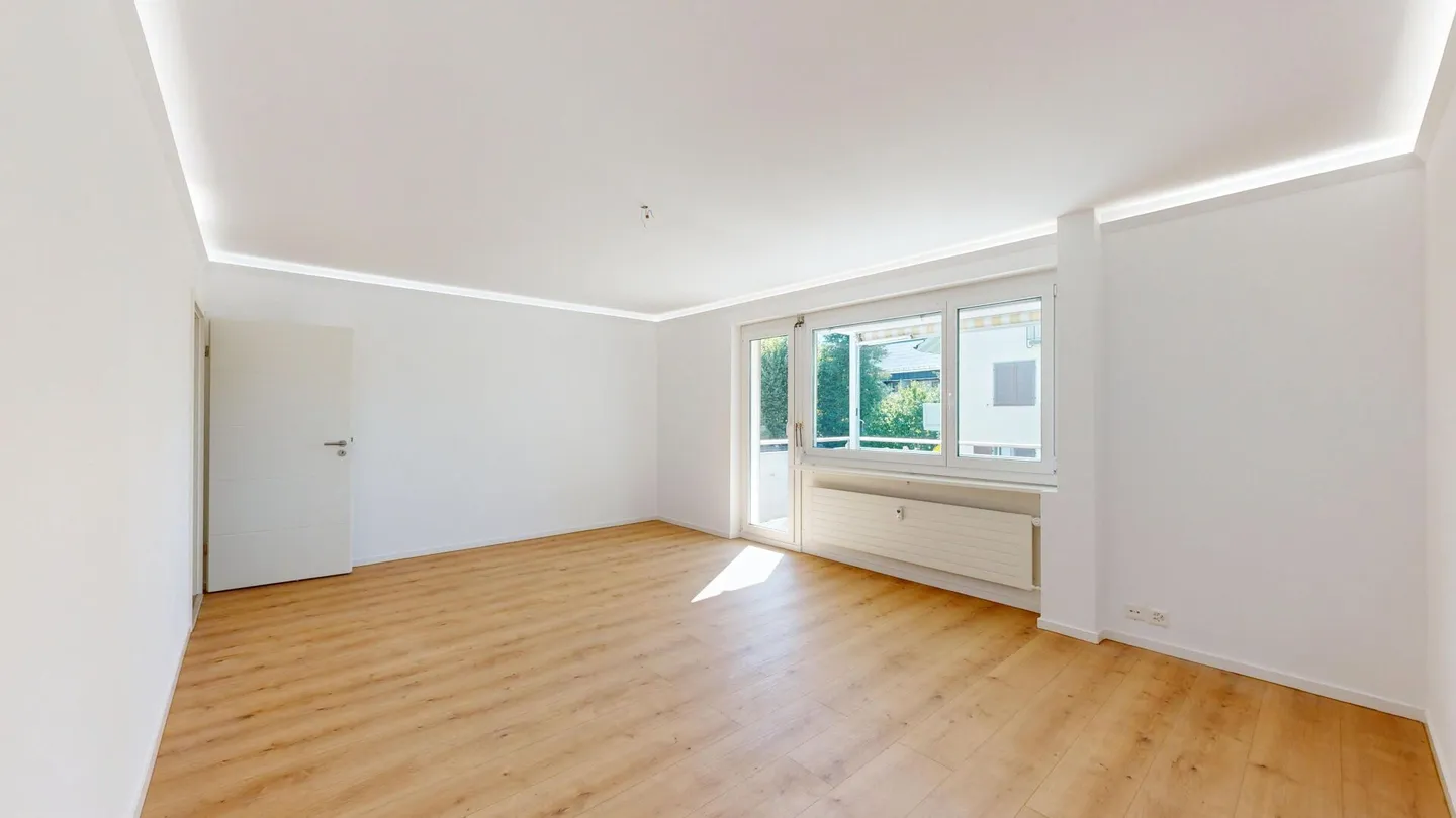 Luce, spazio e qualità abitativa - Appartamento modernizzato in una zona tranquilla di Riehen - Foto 2 di 15
