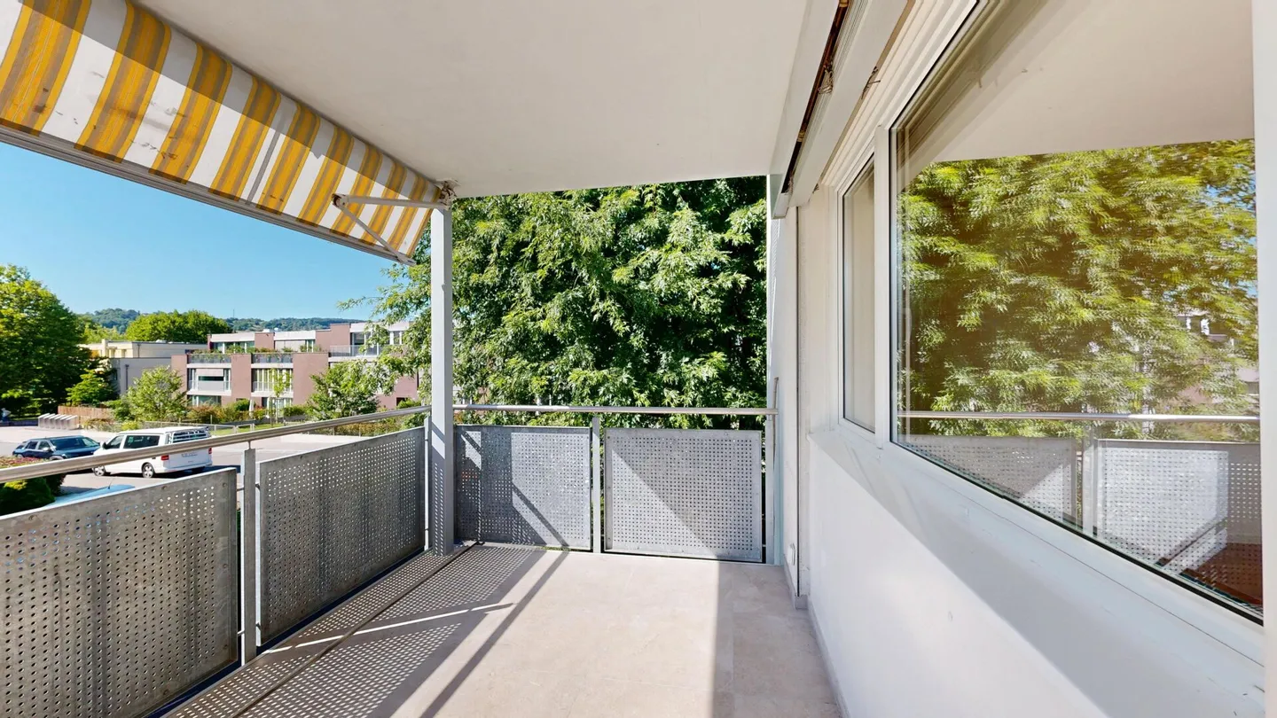 Luce, spazio e qualità abitativa - Appartamento modernizzato in una zona tranquilla di Riehen - Foto 3 di 15