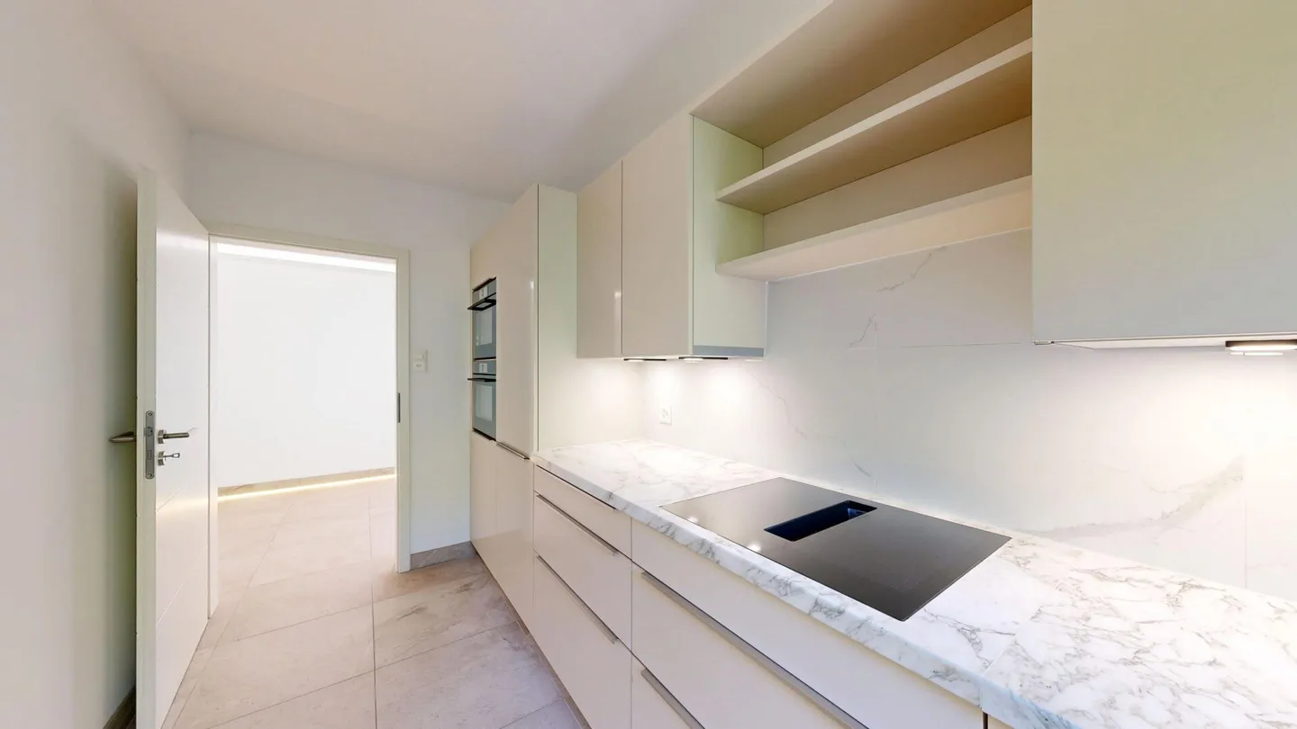 Luce, spazio e qualità abitativa - Appartamento modernizzato in una zona tranquilla di Riehen - Foto 5 di 15