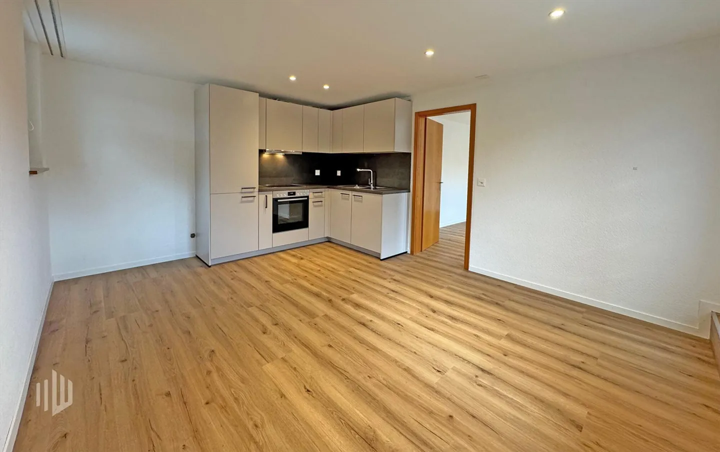 ImmoWyss - Appartement rénové de 2 pièces au rez-de-chaussée avec patio de jardin - Photo 3 sur 6