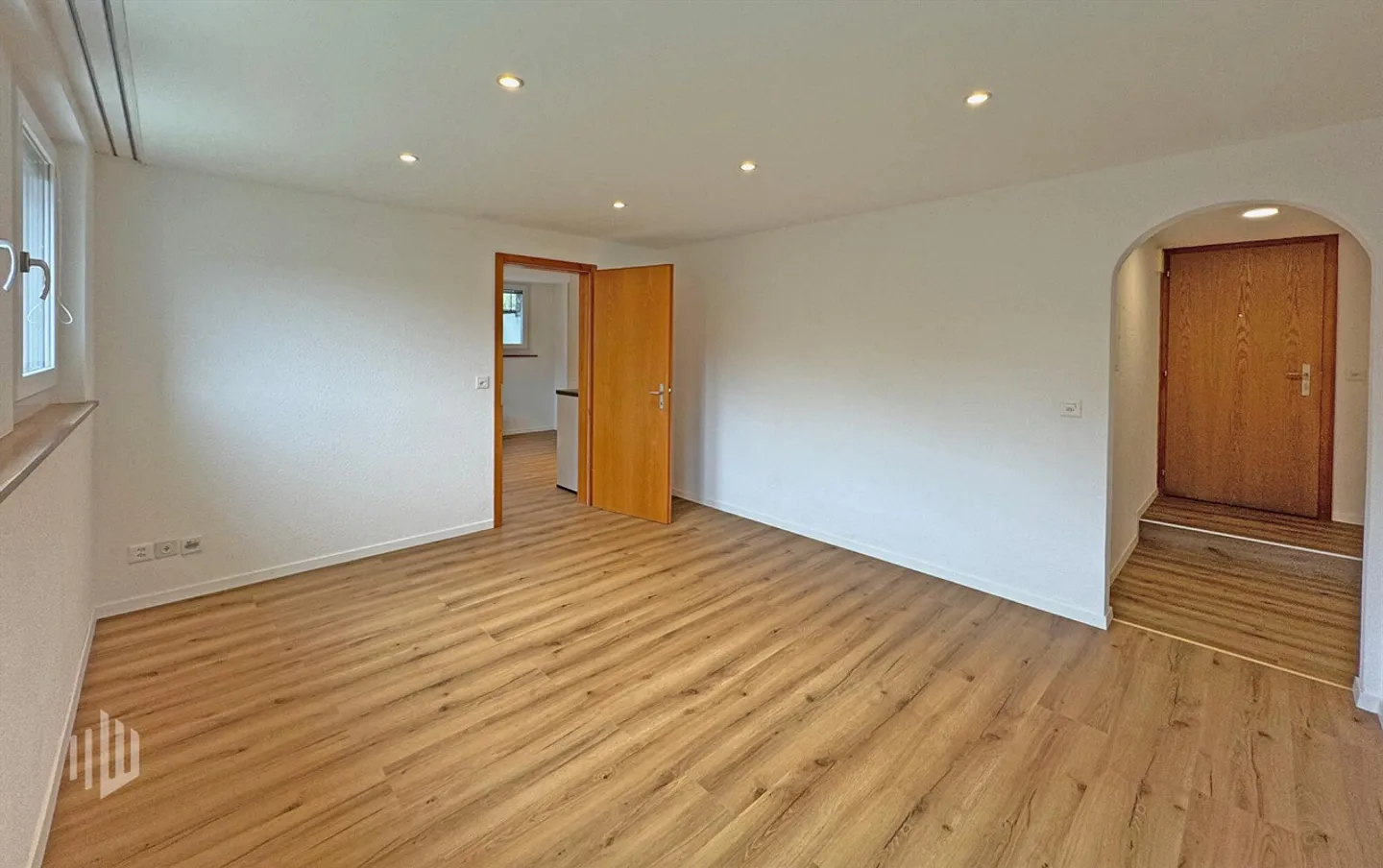 ImmoWyss - Appartement rénové de 2 pièces au rez-de-chaussée avec patio de jardin - Photo 2 sur 6