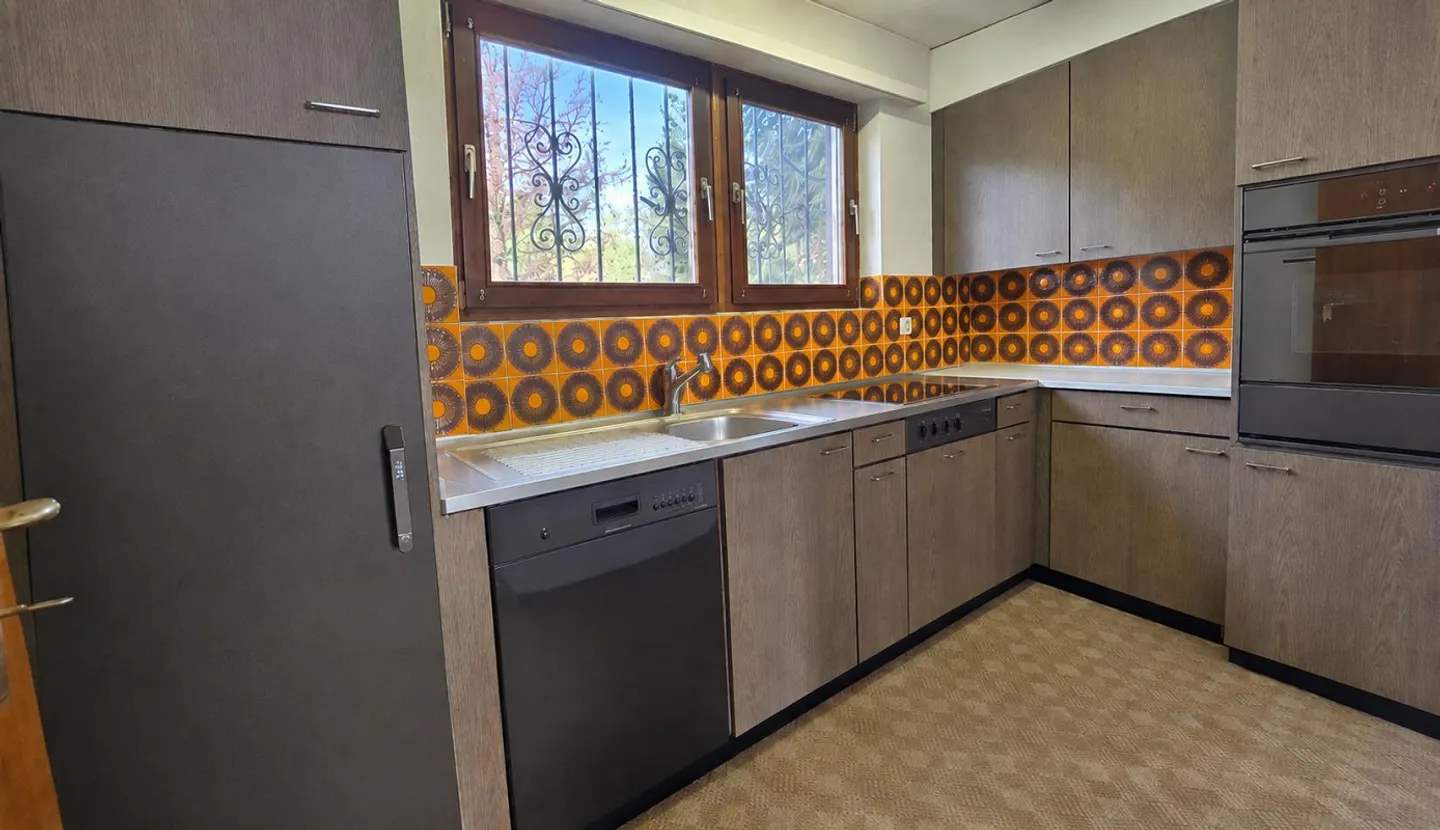 4.5-Room Single-Family Home with Large Garden and Optimal Transport Links - Photo 3 of 9