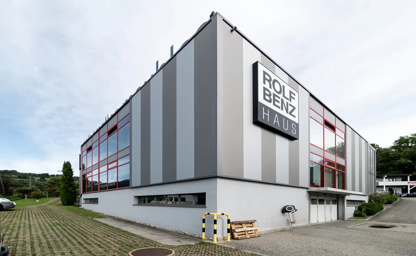 Commercial space 685 m² in Saint-Légier with breathtaking lake view - Photo 3 of 6