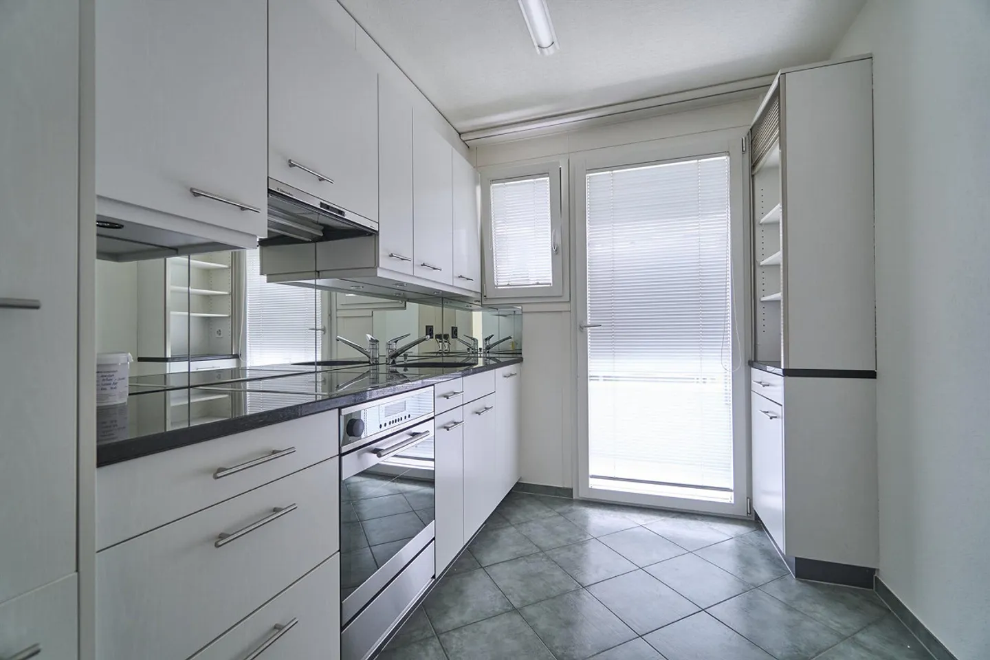 Bright, quiet and centrally located apartment including parking space - Photo 5 of 12