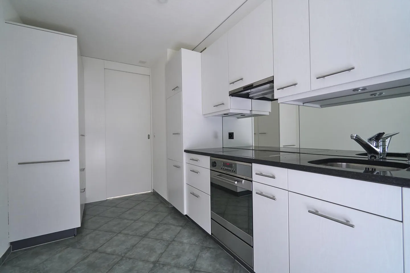 Bright, quiet and centrally located apartment including parking space - Photo 6 of 12