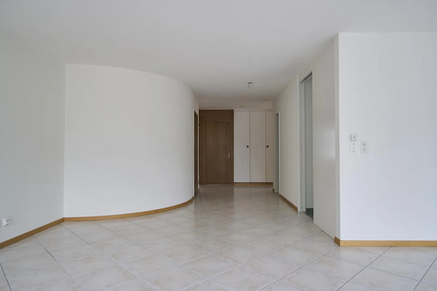 Bright, quiet and centrally located apartment including parking space - Photo 2 of 12